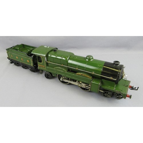 528 - HORNBY 0 Gauge 20volt Electric 4-4-2 Locomotive with 6-wheel tender LNER No 4472 lined green. Good, ... 