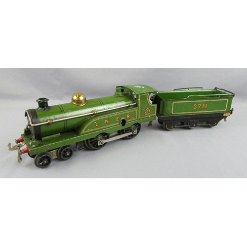 530 - HORNBY 0 Gauge Clockwork 4-4-0 Locomotive with 6-wheel tender LNER No 2711 lined green. Good, no Box... 