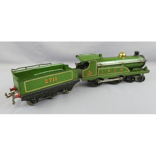 530 - HORNBY 0 Gauge Clockwork 4-4-0 Locomotive with 6-wheel tender LNER No 2711 lined green. Good, no Box... 