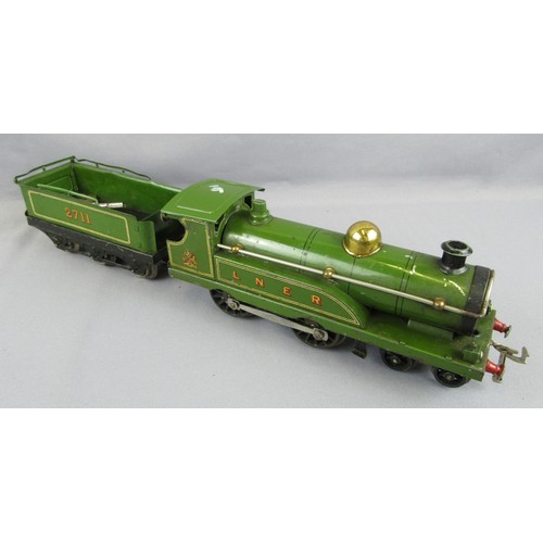 530 - HORNBY 0 Gauge Clockwork 4-4-0 Locomotive with 6-wheel tender LNER No 2711 lined green. Good, no Box... 