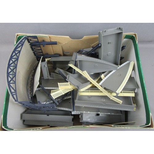 567 - HORNBY 00 Gauge Platform pieces assorted comprising straight & curved platform, platform ends, fence... 