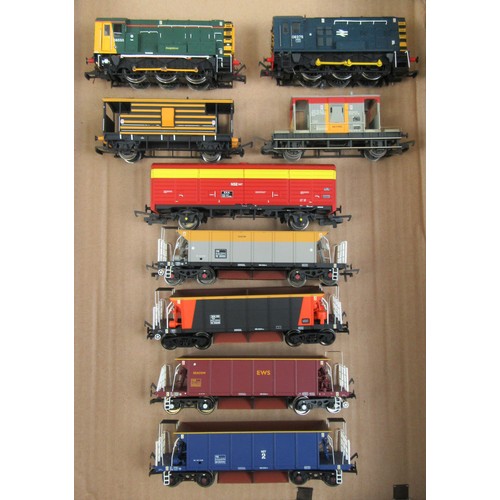 579 - HORNBY & BACHMANN 00 Gauge Diesel Shunters x2 comprising Hornby Freightliner No 08530 green, Bachman... 