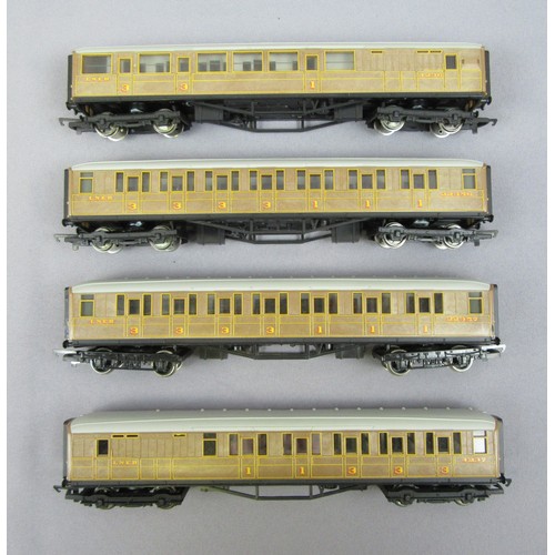 586 - HORNBY 00 Gauge Carriages comprising LNER Gresley Teak Brake 3rd brown x2, Composite 1st/3rd x2. Goo... 