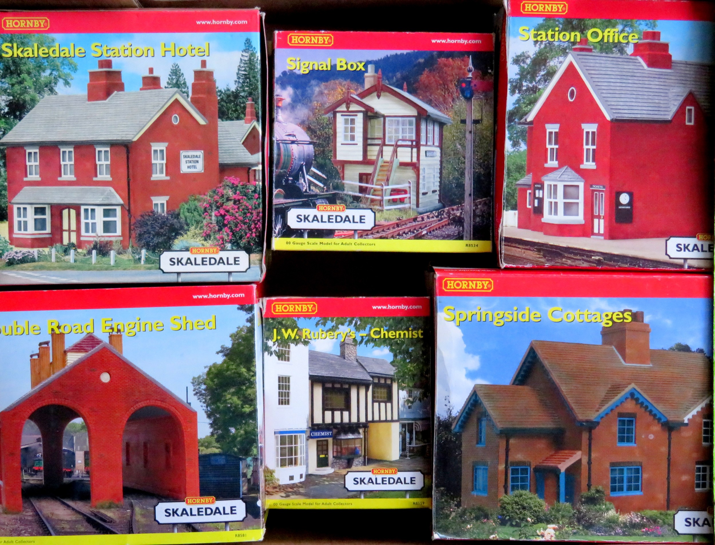 Hornby 00 Gauge Skaledale Buildings Comprising R8581 Double Road