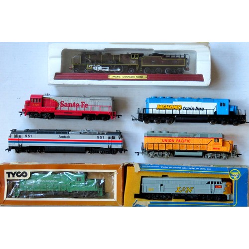 146 - TYCO / AHM / MEHANHO etc. 00 gauge 6 x American Outline Locos, various types and liveries. Good also... 