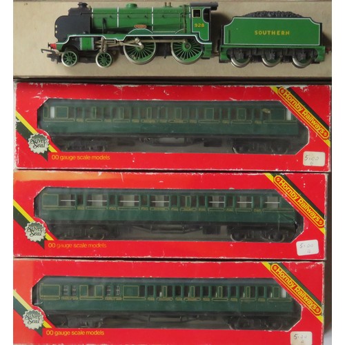 151 - HORNBY 00 gauge Loco and Coaches comprising: R380 4-4-0 “Stowe” Loco and Tender No. 928 SR green. Go... 