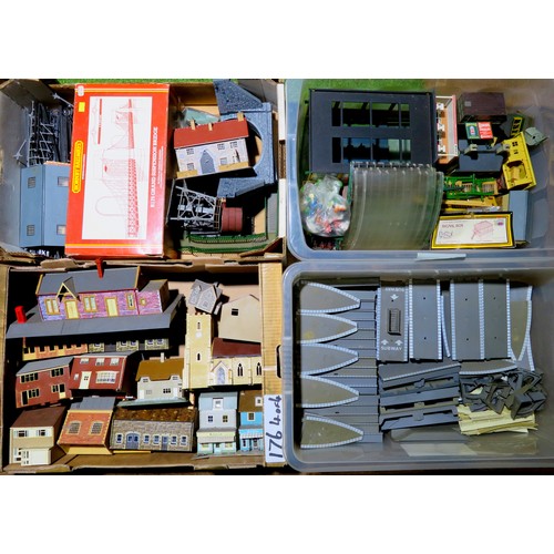 176 - HORNBY etc. 00 gauge Accessories, Buildings etc. to include: R179 Grand Suspension Bridge (used and ... 