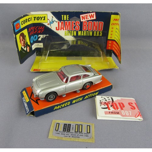 261 - CORGI TOYS 270 James Bond Aston Martin DB5. Good with damage to front bumper, working functions, ins... 