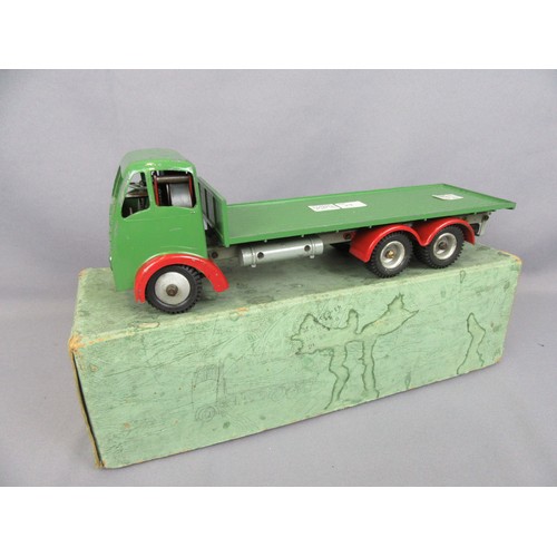 294 - SHACKLETON Foden Flatbed in Green with red mudguards. Good Original condition in Good Original Box.