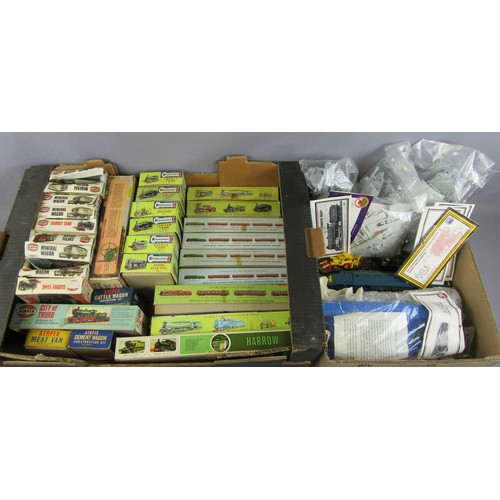 545 - KITMASTER /AIRFIX / DAPOL OO/HO Scale Model Railway Kits, most appear unused, some in sealed bags, s... 