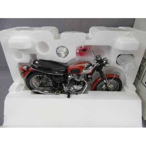 552 - FRANKLIN MINT 1:10 1969 Triumph Bonneville. Very Near Mint in a Near Mint Box.