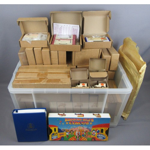 589 - OXFORD DIECAST, large quantity of models and sets in mailer boxes, plus a number of card/plastic dis... 