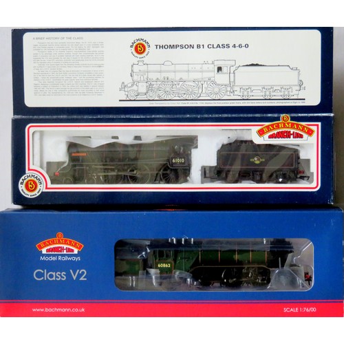 578 - BACHMANN 00 gauge Steam Locos comprising: 31-565 Class V2 2-6-2 Loco and Tender No. 60862 BR green l... 