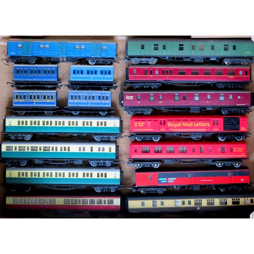 583 - HORNBY / LIMA etc. 00 gauge 4-wheel and Bogie Coaches comprising: 16 x assorted various types and li... 