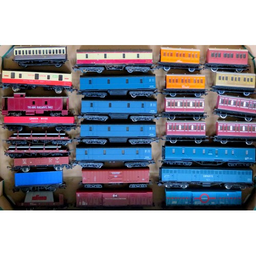 584 - HORNBY / LIMA etc. 00 gauge Rolling Stock comprising: 25+ x assorted to include 4-wheel Coaches, Par... 