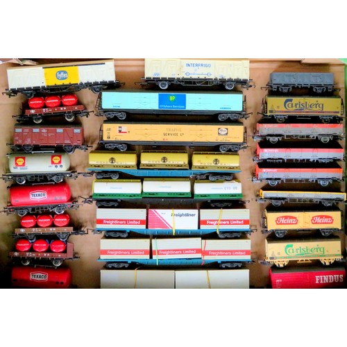 586 - HORNBY / TRIANG etc. 00 gauge 25 x assorted Goods Rolling Stock to include: Container Wagons, Tanker... 