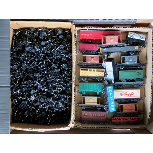 593 - HORNBY / TRIANG etc. 00 gauge 17 x assorted Goods Rolling Stock to include: Track Cleaning Wagon, Ta... 