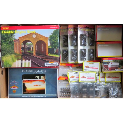 595 - HORNBY / BACHMANN 00 gauge Accessories to include: Hornby R8637 Skaledale Double Engine Shed, R8638 ... 