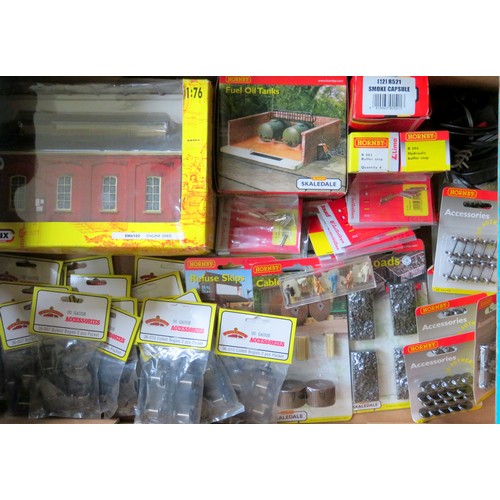 597 - HORNBY / BACHMANN / SCENIX etc. 00 gauge Accessories to include: Scenix EM6102 Engine Shed, Hornby S... 