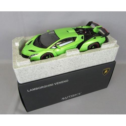 AUTOART SIGNATURE 1/18 Lamborghini Veneno in lime green. Mint in Mint Box.
