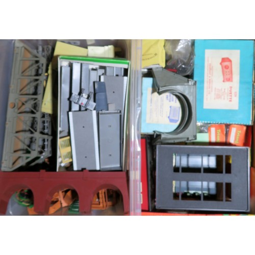 528 - HORNBY / H&M etc. 00 gauge Accessories to include: H&M Duette Transformer and Multipack Flash Switch... 