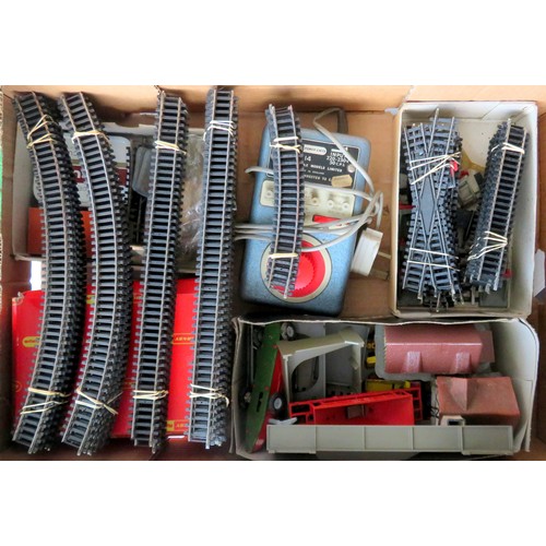 557 - HORNBY / TRIANG etc. 00 gauge Accessories and Track to include: Hornby R002 Village Station, Triang ... 