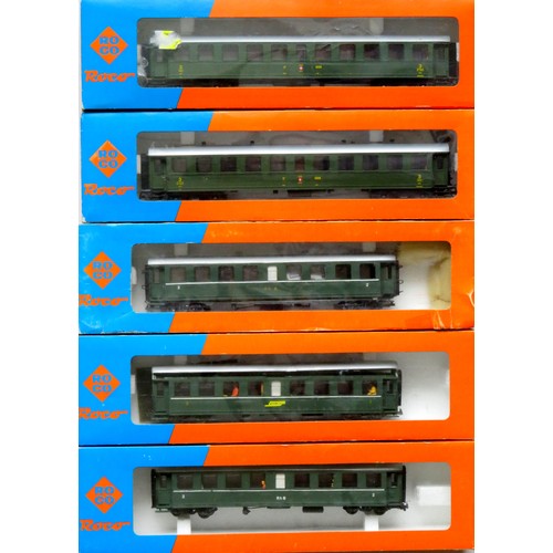 108 - ROCO HO and HOm Swiss Coaches comprising: 2 x green HO SBB CFF 3rd Class Bogie Coaches, plus 3 x gre... 