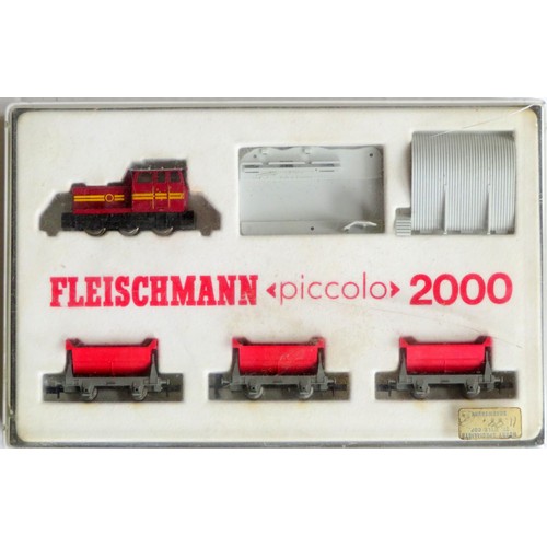 128 - FLEISCHMANN Piccolo 2000 Train Pack containing: 0-6-0 Diesel Loco red with 3 Tipper Wagons and Acces... 