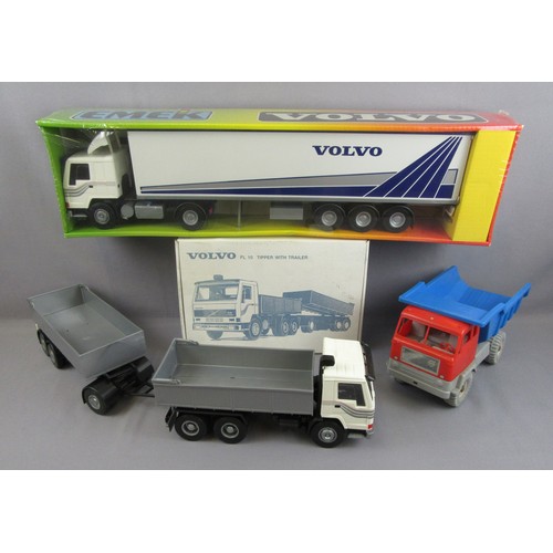 143 - Emek-Muovio 1/25 Volvo models to include sealed 280872 Articulated Truck, FL10 Tipper with Trailer p... 