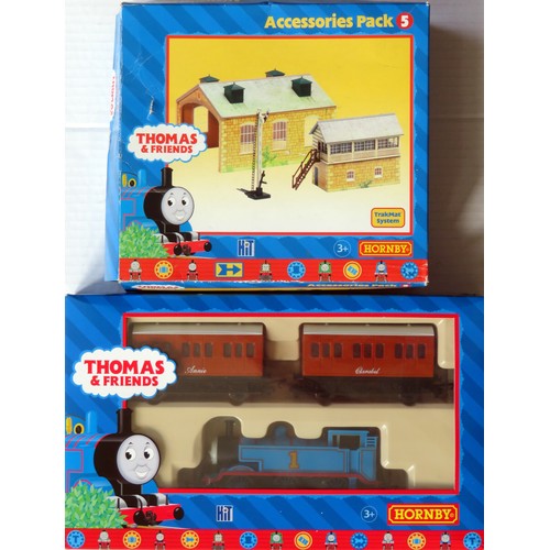 520 - HORNBY (China) Thomas & Friends comprising: R9087 “Thomas, Annie and Clarabel Train Pack” containing... 