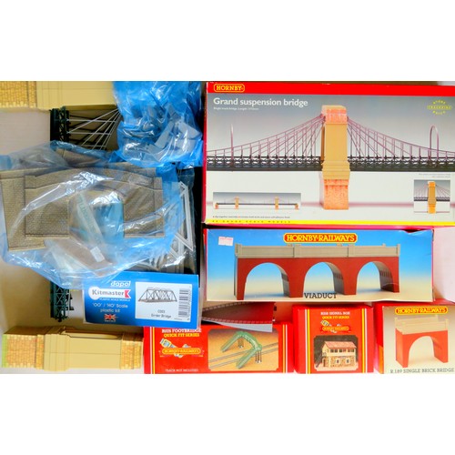 192 - HORNBY 00 gauge Accessories to include: R8008 Grand Suspension Bridge (unchecked for completeness), ... 