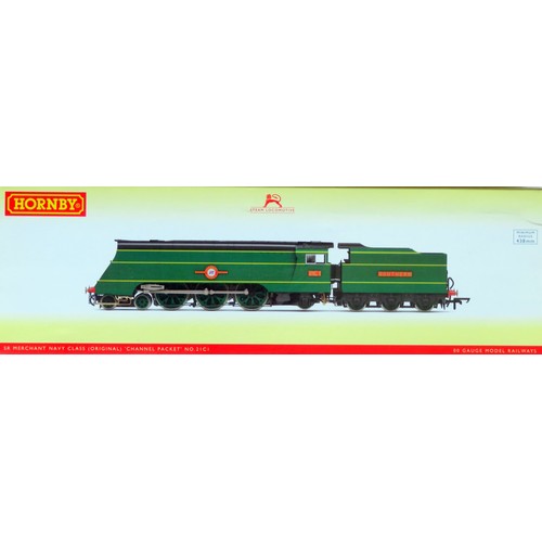 151 - HORNBY (China) 00 gauge R3434 Merchant Navy Class 4-6-2 “Channel Packet” Loco and Tender No. 21C1 So... 