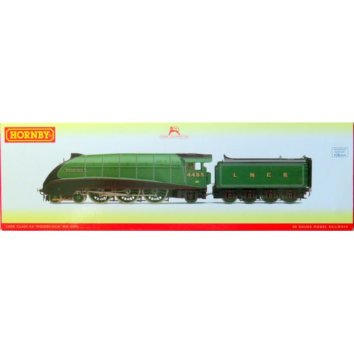 180 - HORNBY (China) 00 gauge R3630 Class A4 4-6-2 “Woodcock” Loco and Tender No. 4493 LNER green with Pap... 