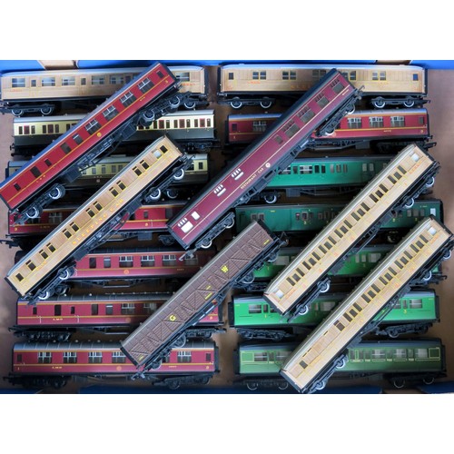 221 - HORNBY plus others 00 gauge 20 x assorted Coaches to include: 4 x LNER Teak Coaches, 5 x Southern Re... 