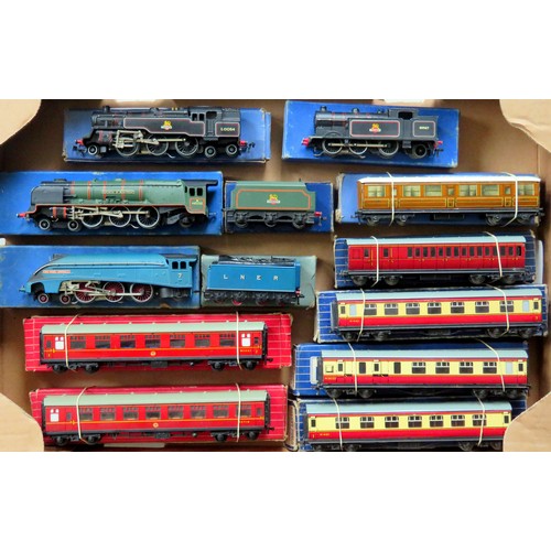 352 - HORNBY DUBLO 3-rail Locos and Rolling Stock comprising: EDL1 4-6-2 “Sir Nigel Gresley” Loco and Tend... 