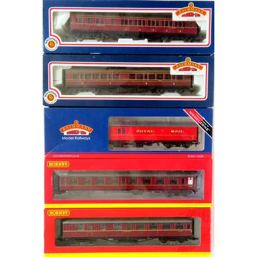 437 - HORNBY / BACHMANN 00 gauge Coaches comprising: Bachmann (Modelzone) 39-429W T.P.O. Sort Van Royal Ma... 