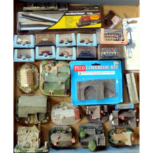 484 - PECO / OXFORD DIECAST plus other N gauge Accessories to include: 10 x Oxford Diecast Vehicles, 10 x ... 