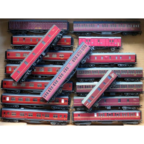 538 - KIT-BUILT plus other 00 gauge: 17 x BR maroon Coaches, various types. Good to Good Plus (17)