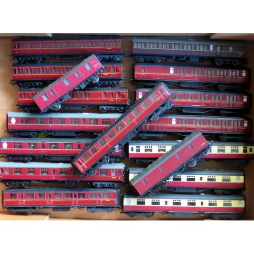 539 - KIT-BUILT plus other 00 gauge: 17 x BR Coaches 14 x maroon, 3 x crimson and cream, various types. Go... 