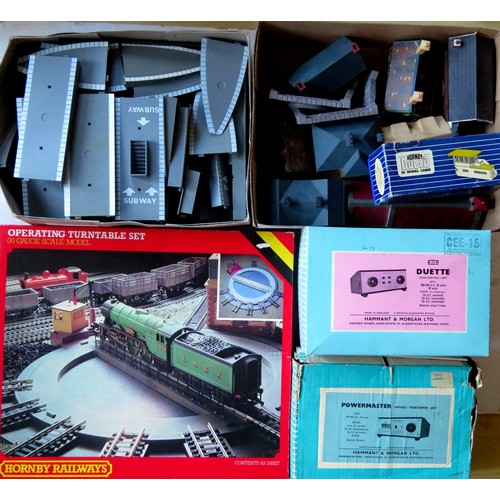 556 - HORNBY / H&M plus other 00 gauge Buildings, Power Supply and Accessories to include: Hornby R410 Ope... 