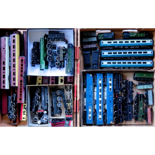 559 - HORNBY TRIANG / KITBUILT etc. 00 gauge Locos, Rolling Stock and Spares to include: Triang 3-Car Blue... 