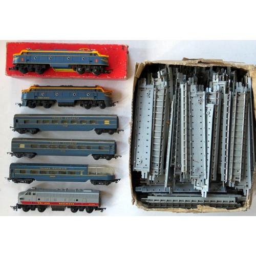 63 - TRIANG Transcontinental 00 gauge Loco, Coaches and Track comprising: 2 x R159 Double-ended Diesel TC... 