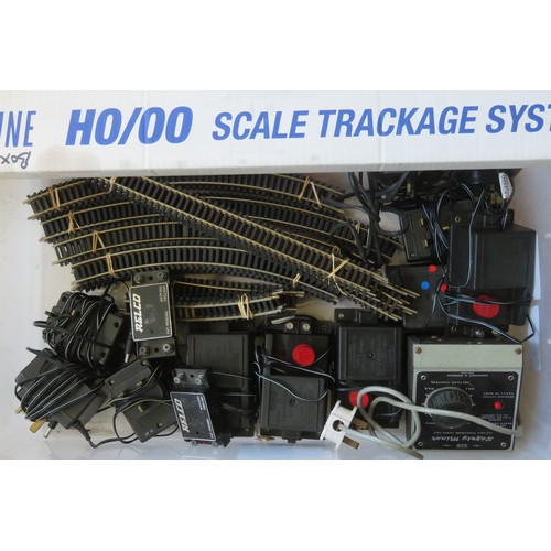 68 - PECO / HORNBY plus others 00 gauge Accessories and Track to include: Box of 22 x Peco Streamline SL-... 