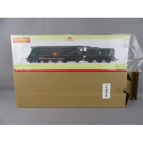 576 - Hornby (China) R3716 4-6-2 BR green Streamlined Merchant Navy Class loco No 35022 “Holland America L... 