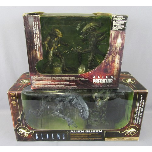 69 - McFARLANE TOYS “Aliens” (Feature Film Figures) Alien Queen and “Alien vs Predator” Deluxe Boxed Set ... 