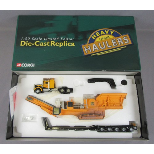 574 - CORGI 1:50 Heavy Haulers US55705 Interstate Hauling Kenworth W925, King Trailer And Rock Crusher Loa... 