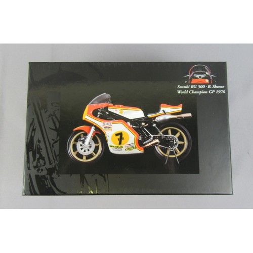 23 - MINICHAMPS (Pauls Model Art) Classic Bike Collection 1:12 Barry Sheene 1977 Suzuki RG500. Mint in Ne... 