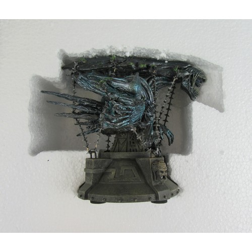 71 - Palisades Toy “Alien vs Predator” Captive Alien Queen (Limited Edition of 5000 pieces), Mint in Exce... 