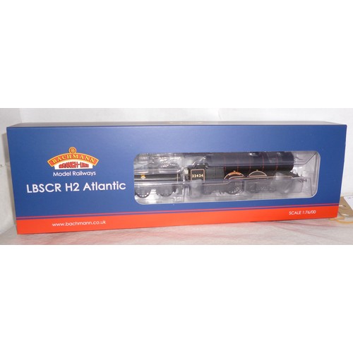 119 - Bachmann OO Gauge 31-921 4-4-2 BR lined black H2 Atlantic Class loco No.32424 “Beachy Head”. Mint in... 