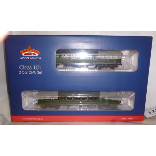 121 - Bachmann OO Gauge 32-285 2 Car BR green Class 101 DMU with speed whiskers. Mint in Mint Box.